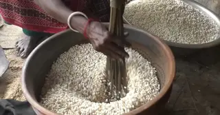 সারা দেশে কদর থাকলেও লাভ পাচ্ছেন না টাঙ্গাইলের মুড়ি কারিগররা